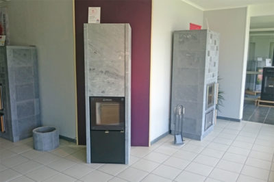 NunnaUuni Specksteinofen Calor Quadra in der Lüning Ausstellung in Anröchte, Fachhändler für Pelletskaminofen Soest, Pelletsheizung Lippstadt, Specksteinofen Paderborn, sowie Holzheizung, Kaminofen, Heiztechnik und Solartechnik Paderborn