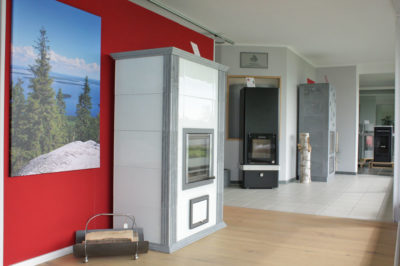 NunnaUuni Specksteinofen Joya in der Lüning Ausstellung in Anröchte, Fachhändler für Pelletskaminofen Soest, Pelletsheizung Lippstadt, Specksteinofen Paderborn, sowie Holzheizung, Kaminofen, Heiztechnik und Solartechnik Paderborn