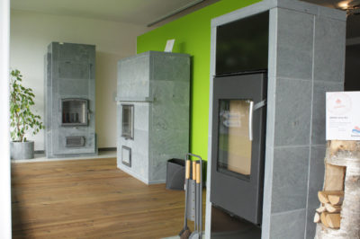 NunnaUuni Specksteinofen Latus und Deko Duo S3 in der Lüning Ausstellung in Anröchte, Fachhändler für Pelletskaminofen Soest, Pelletsheizung Lippstadt, Specksteinofen Paderborn, sowie Holzheizung, Kaminofen, Heiztechnik und Solartechnik Paderborn